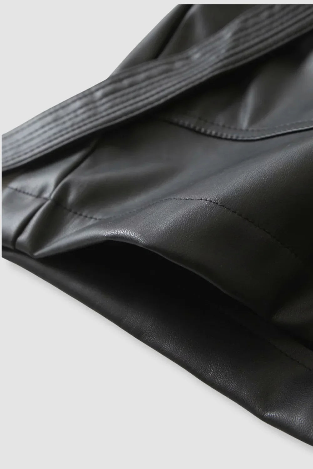 Short Feminino de Couro Preto