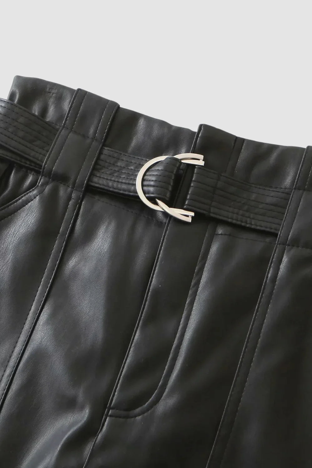 Short Feminino de Couro Preto