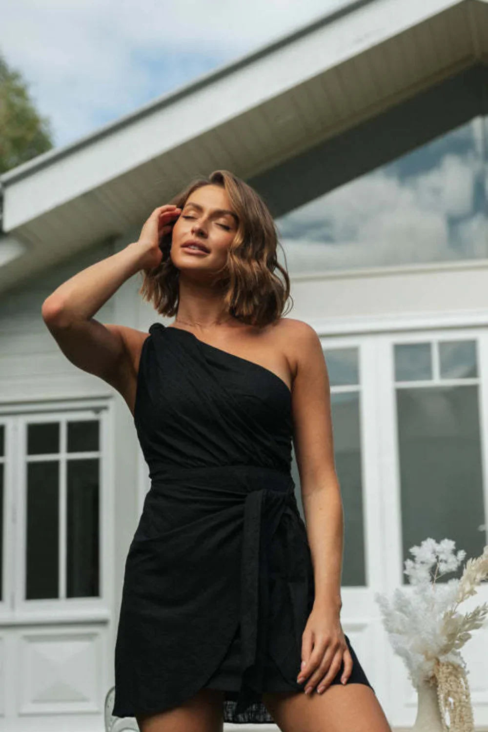Vestido Curto Feminino de Ombro
